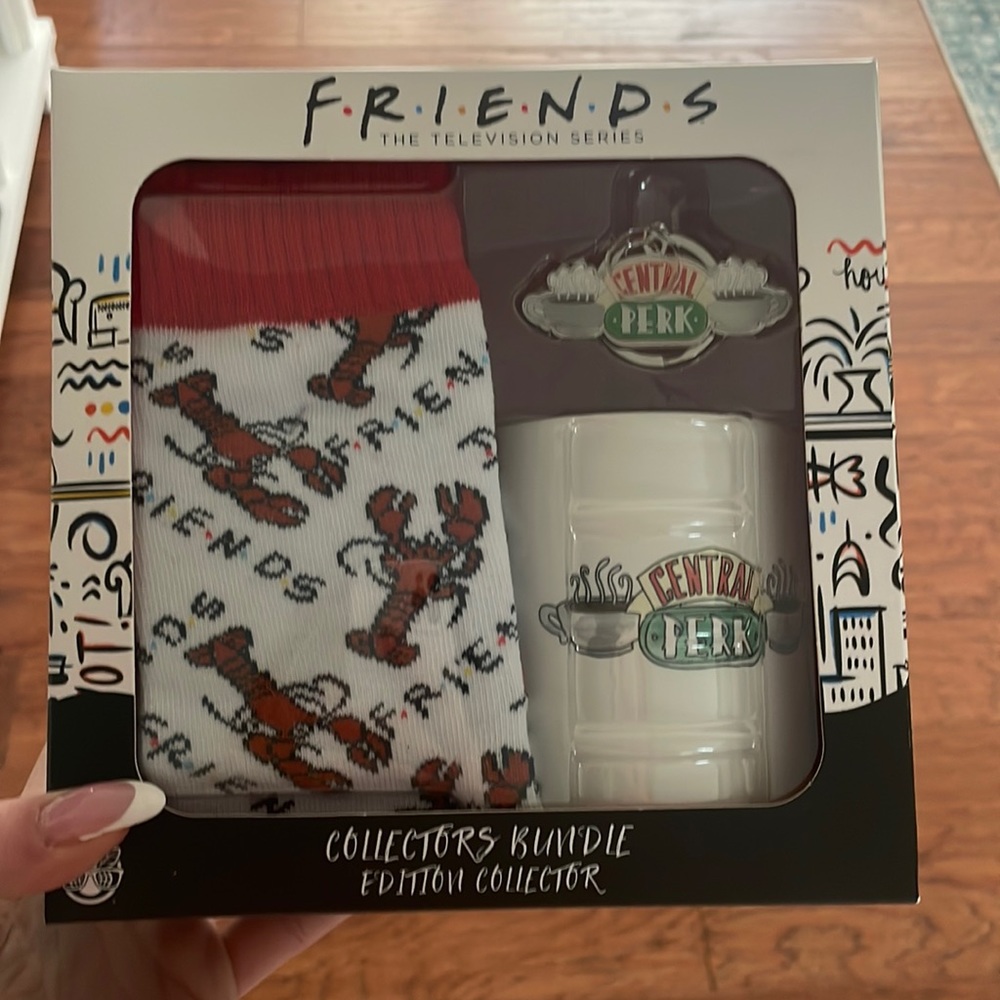 FRIENDS COLLECTOR BUNDLE — MUG, KEYCHAIN, SOCKS